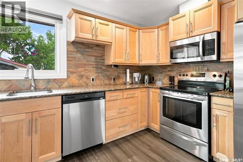 2010 37Th Street W, Saskatoon, SK - Indoor Photo Showing Kitchen With Stainless Steel Kitchen