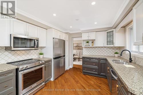 1677 Sherwood Forrest Circle, Mississauga, ON - Indoor Photo Showing Kitchen With Double Sink With Upgraded Kitchen