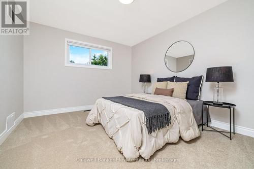 1677 Sherwood Forrest Circle, Mississauga, ON - Indoor Photo Showing Bedroom