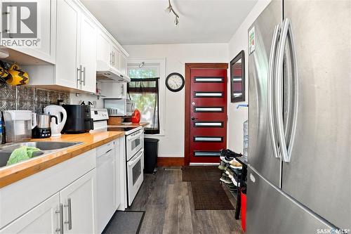3324 College Avenue, Regina, SK - Indoor Photo Showing Kitchen With Double Sink