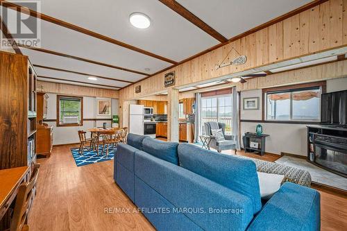 330 Forgotten Lane, Rideau Lakes, ON - Indoor Photo Showing Living Room