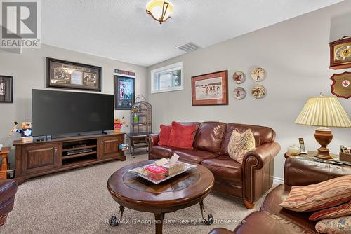 1339 Tiny Beaches Road N, Tiny, ON - Indoor Photo Showing Living Room