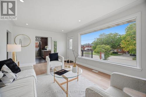 199 Allen Street E, Waterloo, ON - Indoor Photo Showing Living Room