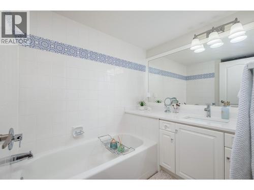 3301 Centennial Drive Unit# 309, Vernon, BC - Indoor Photo Showing Bathroom