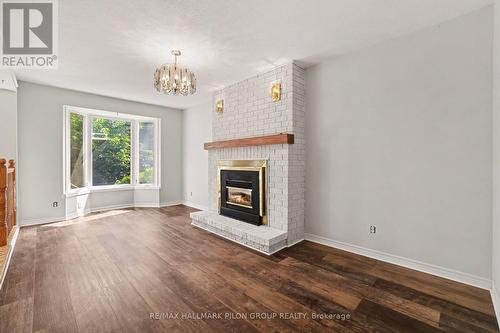 182 Twyford Street, Ottawa, ON - Indoor Photo Showing Living Room With Fireplace
