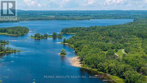 5 MINUTE WALK TO THE BEACH! - 140 Creek Drive, Ottawa, ON - Outdoor With Body Of Water With View