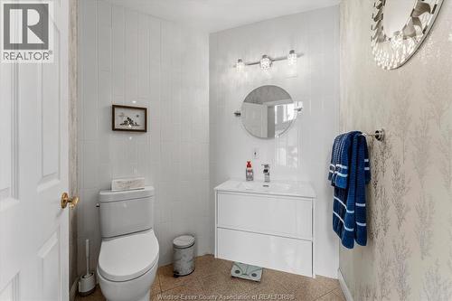 414 Chambers, Tecumseh, ON - Indoor Photo Showing Bathroom