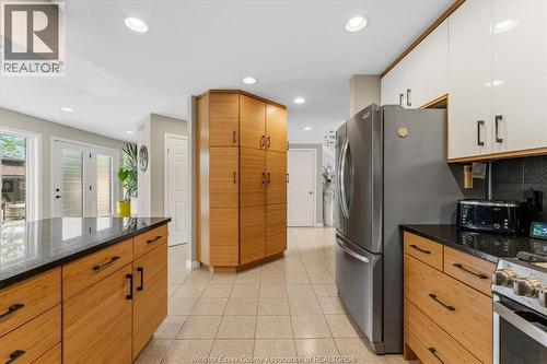 414 Chambers, Tecumseh, ON - Indoor Photo Showing Kitchen