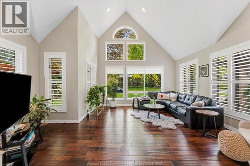 414 Chambers, Tecumseh, ON - Indoor Photo Showing Living Room