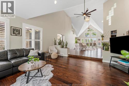 414 Chambers, Tecumseh, ON - Indoor Photo Showing Living Room