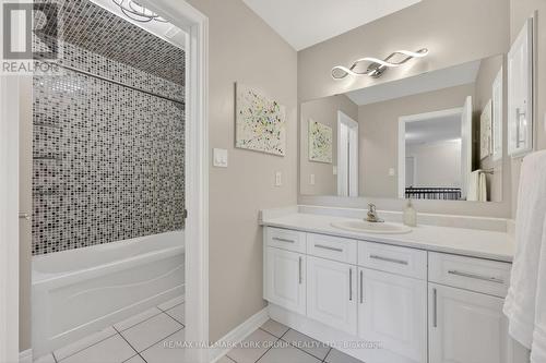 75 Mclarty Gate, Aurora, ON - Indoor Photo Showing Bathroom