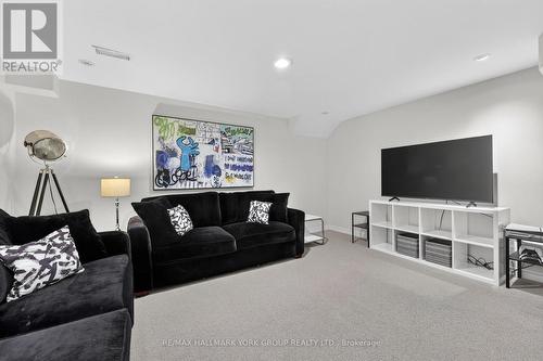 75 Mclarty Gate, Aurora, ON - Indoor Photo Showing Living Room