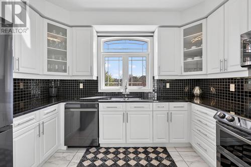 75 Mclarty Gate, Aurora, ON - Indoor Photo Showing Kitchen With Upgraded Kitchen