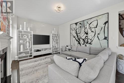 75 Mclarty Gate, Aurora, ON - Indoor Photo Showing Living Room