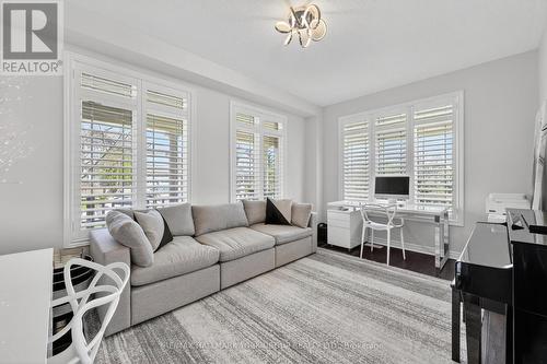 75 Mclarty Gate, Aurora, ON - Indoor Photo Showing Living Room
