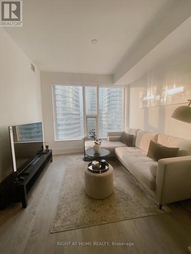 3213 - 10 York Street, Toronto, ON - Indoor Photo Showing Living Room