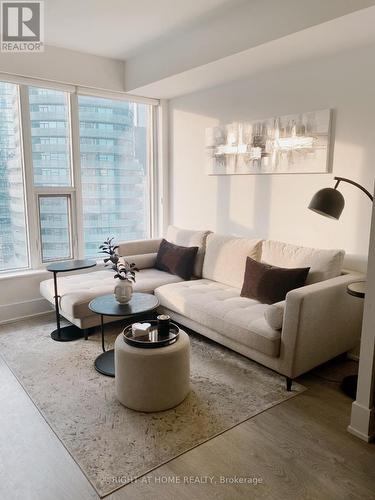 3213 - 10 York Street, Toronto, ON - Indoor Photo Showing Living Room