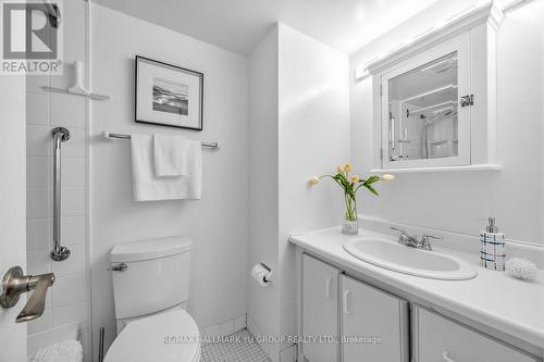 401 - 15 Vicora Linkway, Toronto, ON - Indoor Photo Showing Bathroom
