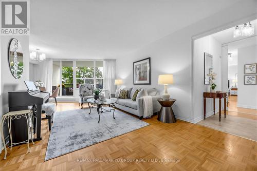 401 - 15 Vicora Linkway, Toronto, ON - Indoor Photo Showing Living Room