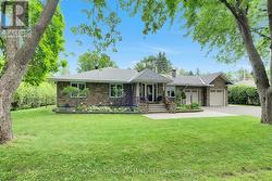861 DUNLEVIE AVENUE  Ottawa, ON K2A 2Z3