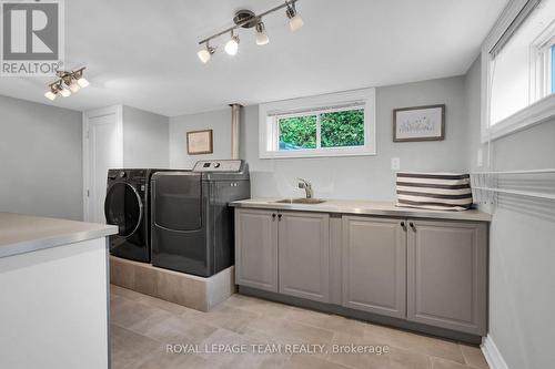 861 Dunlevie Avenue, Ottawa, ON - Indoor Photo Showing Laundry Room