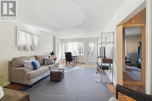 44 Geddes Street, Belleville (Belleville Ward), ON - Indoor Photo Showing Living Room