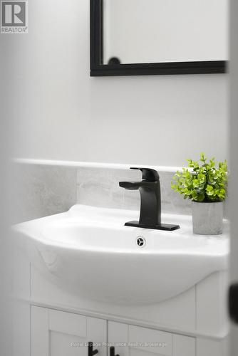 44 Geddes Street, Belleville (Belleville Ward), ON - Indoor Photo Showing Bathroom