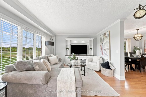 70 Millcliff Circle, Aurora, ON - Indoor Photo Showing Living Room