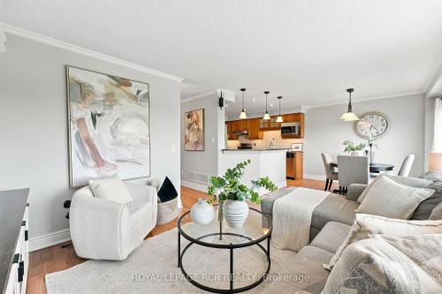70 Millcliff Circle, Aurora, ON - Indoor Photo Showing Living Room