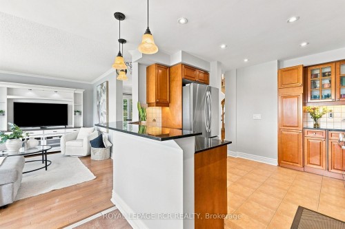 70 Millcliff Circle, Aurora, ON - Indoor Photo Showing Kitchen