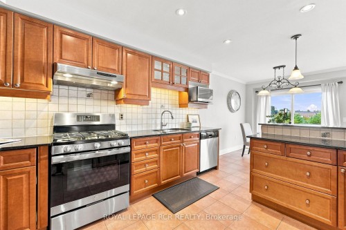 70 Millcliff Circle, Aurora, ON - Indoor Photo Showing Kitchen