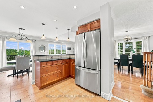 70 Millcliff Circle, Aurora, ON - Indoor Photo Showing Kitchen With Upgraded Kitchen