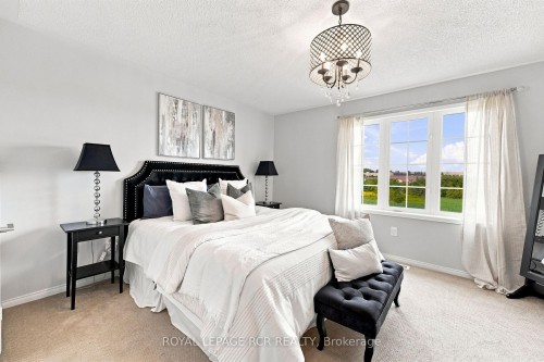 70 Millcliff Circle, Aurora, ON - Indoor Photo Showing Bedroom