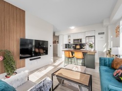 2704-251 Manitoba Street  Toronto, ON M8Y 0C7