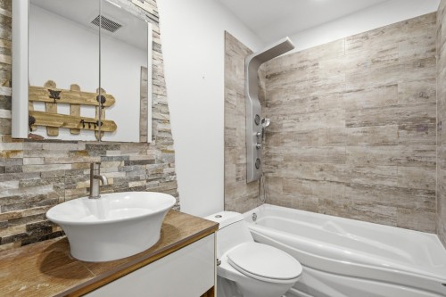 Bathroom - 459 18E Avenue, Montréal (Lachine), QC - Indoor Photo Showing Bathroom