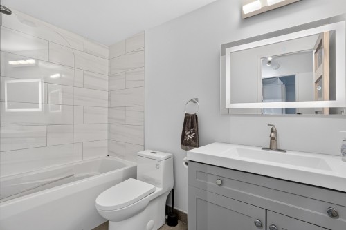 Bathroom - 103-6 Av. Argyle, Saint-Lambert, QC - Indoor Photo Showing Bathroom