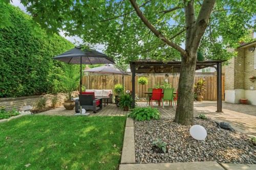 Cour - 625 Rue De Briançon, Laval (Laval-Des-Rapides), QC - Outdoor With Backyard