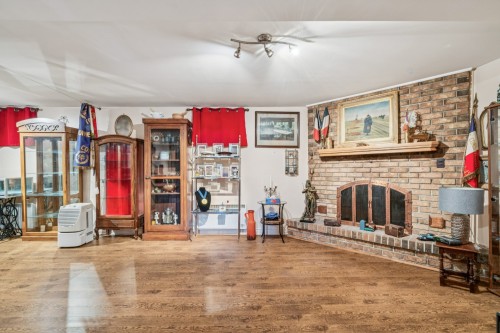 Salle familiale - 625 Rue De Briançon, Laval (Laval-Des-Rapides), QC - Indoor With Fireplace