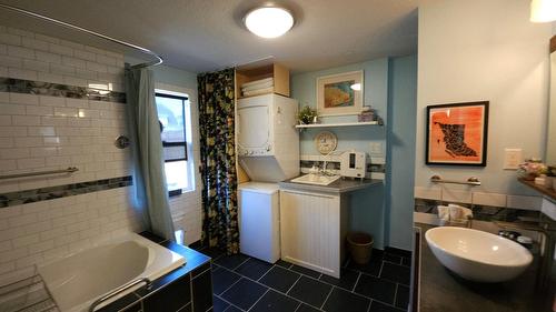 204A 5Th Avenue, Nakusp, BC - Indoor Photo Showing Bathroom