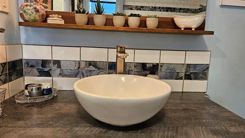 204A 5Th Avenue, Nakusp, BC - Indoor Photo Showing Bathroom