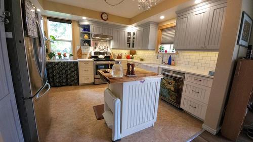 204A 5Th Avenue, Nakusp, BC - Indoor Photo Showing Kitchen With Stainless Steel Kitchen With Upgraded Kitchen