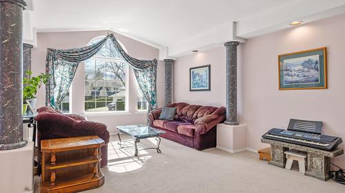 970 Maygard Road, Kelowna, BC - Indoor Photo Showing Living Room