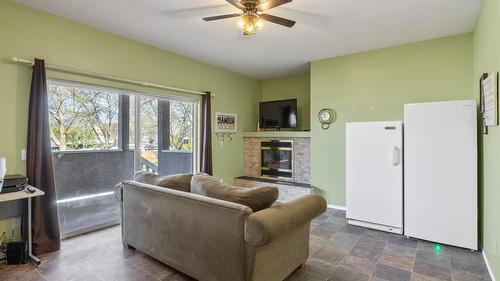 970 Maygard Road, Kelowna, BC - Indoor Photo Showing Living Room With Fireplace