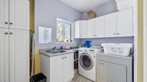 970 Maygard Road, Kelowna, BC - Indoor Photo Showing Laundry Room
