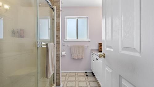 970 Maygard Road, Kelowna, BC - Indoor Photo Showing Bathroom
