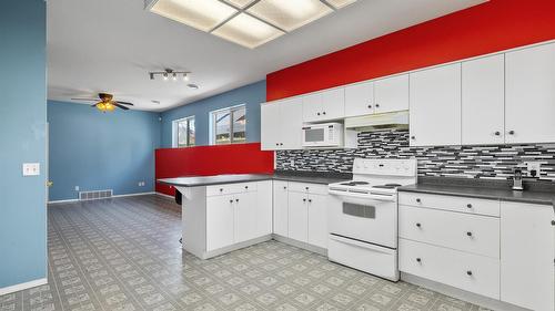 970 Maygard Road, Kelowna, BC - Indoor Photo Showing Kitchen