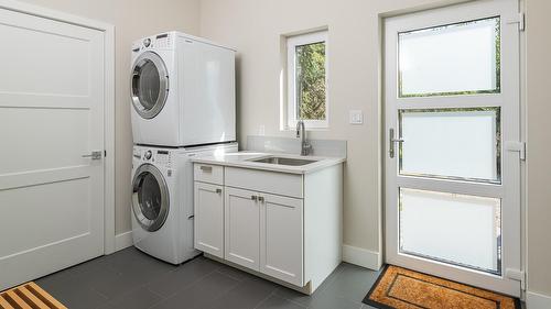 17246 Pilot Bay Road, Crawford Bay, BC - Indoor Photo Showing Laundry Room