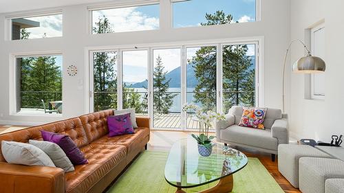 17246 Pilot Bay Road, Crawford Bay, BC - Indoor Photo Showing Living Room