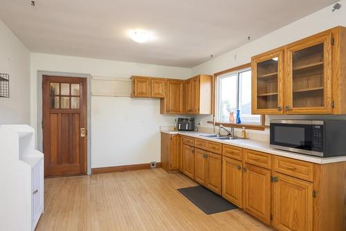 185 Empress St S, Thunder Bay, ON - Indoor Photo Showing Kitchen With Double Sink