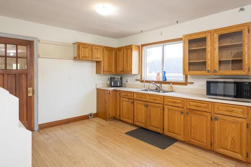 185 Empress St S, Thunder Bay, ON - Indoor Photo Showing Kitchen With Double Sink